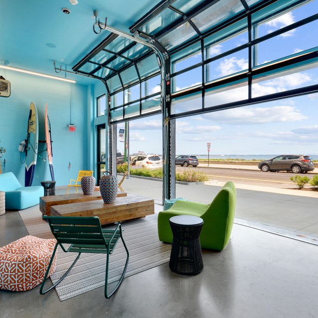 Ryder Revere Beach - Colorful Lounge Area
