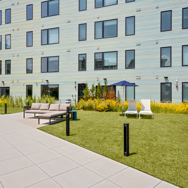 Ryder Revere Beach - Outdoor Courtyard With Green Lawn