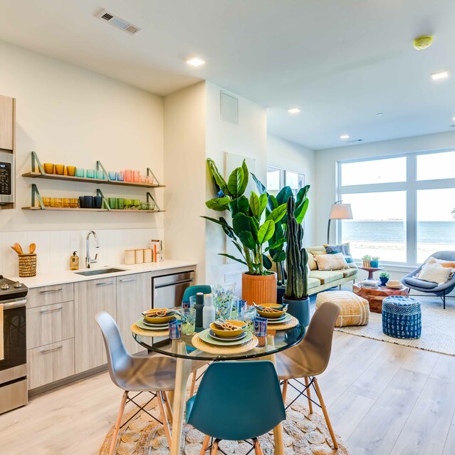 Ryder Revere Beach - Kitchen And Living Room