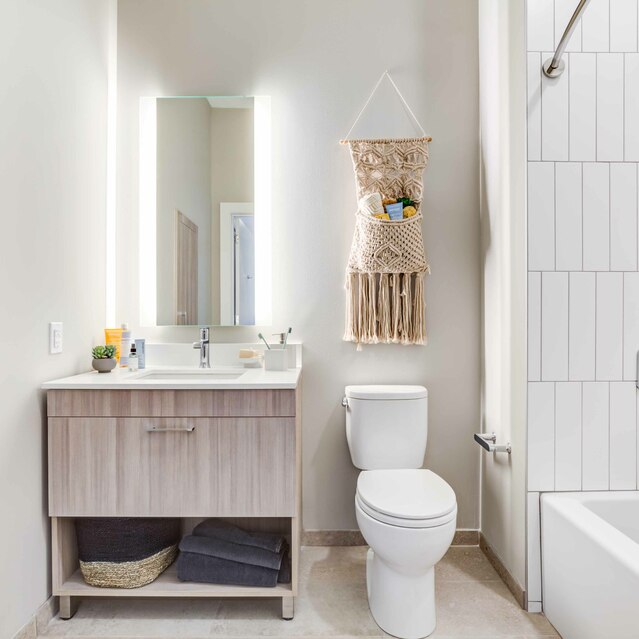 Ryder Revere Beach - Bathroom With White Bathtub